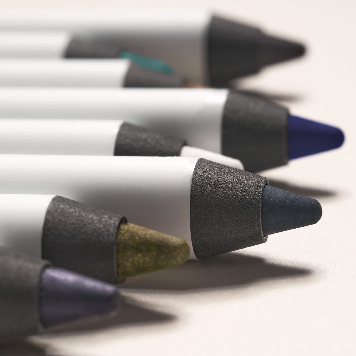 Julep eyeliner Sage Grey Matte in natural light