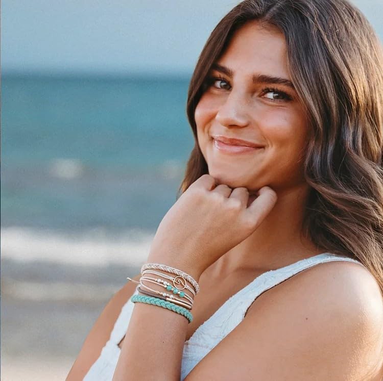 K'lani Reflect Hair Tie Bracelet in use while exercising
