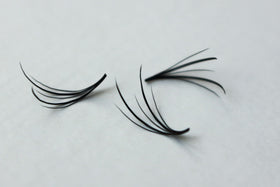 Kimeyelashes 5D fans in use during a lash application