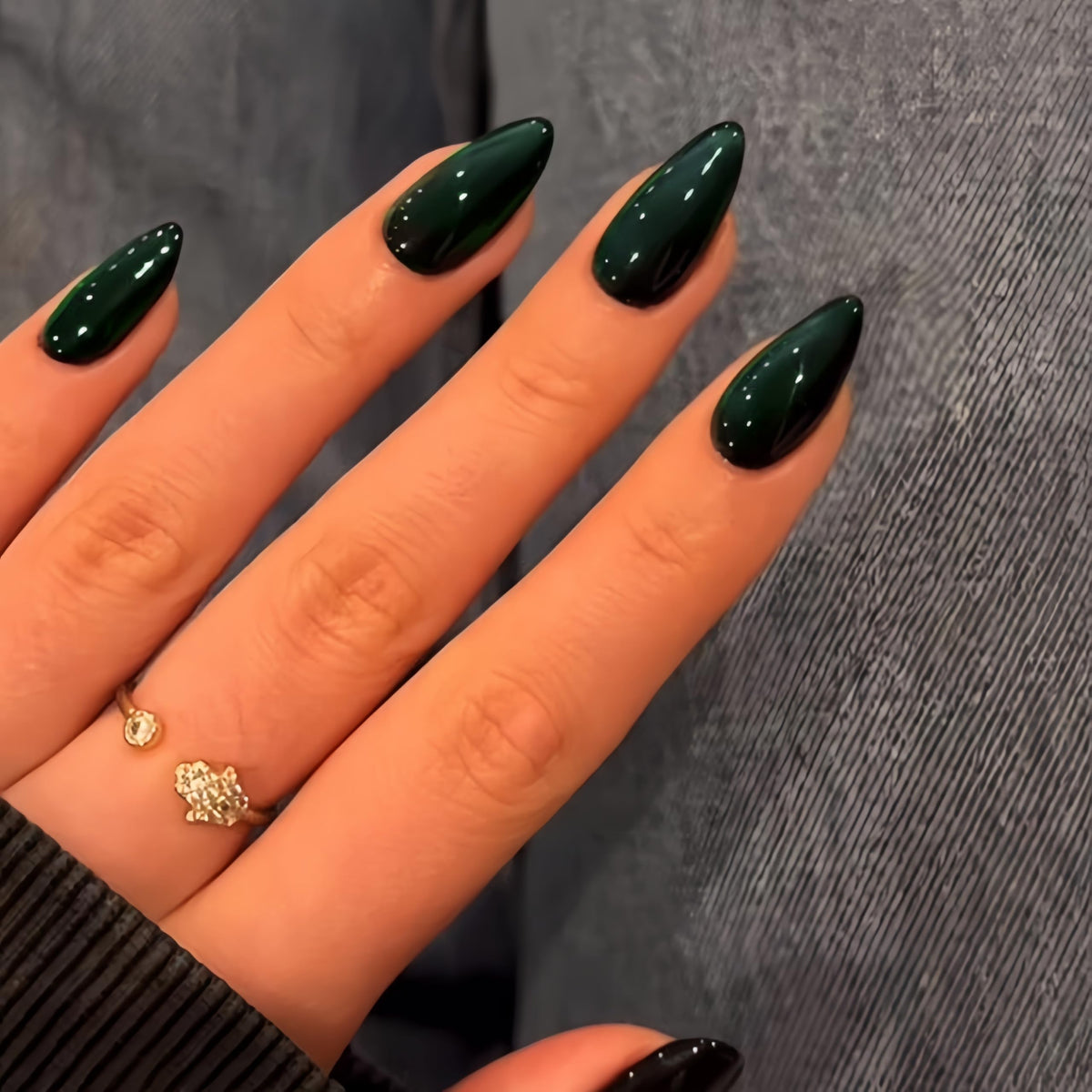 KQueenest Cat Eye Press on Nails Almond close-up of glitter