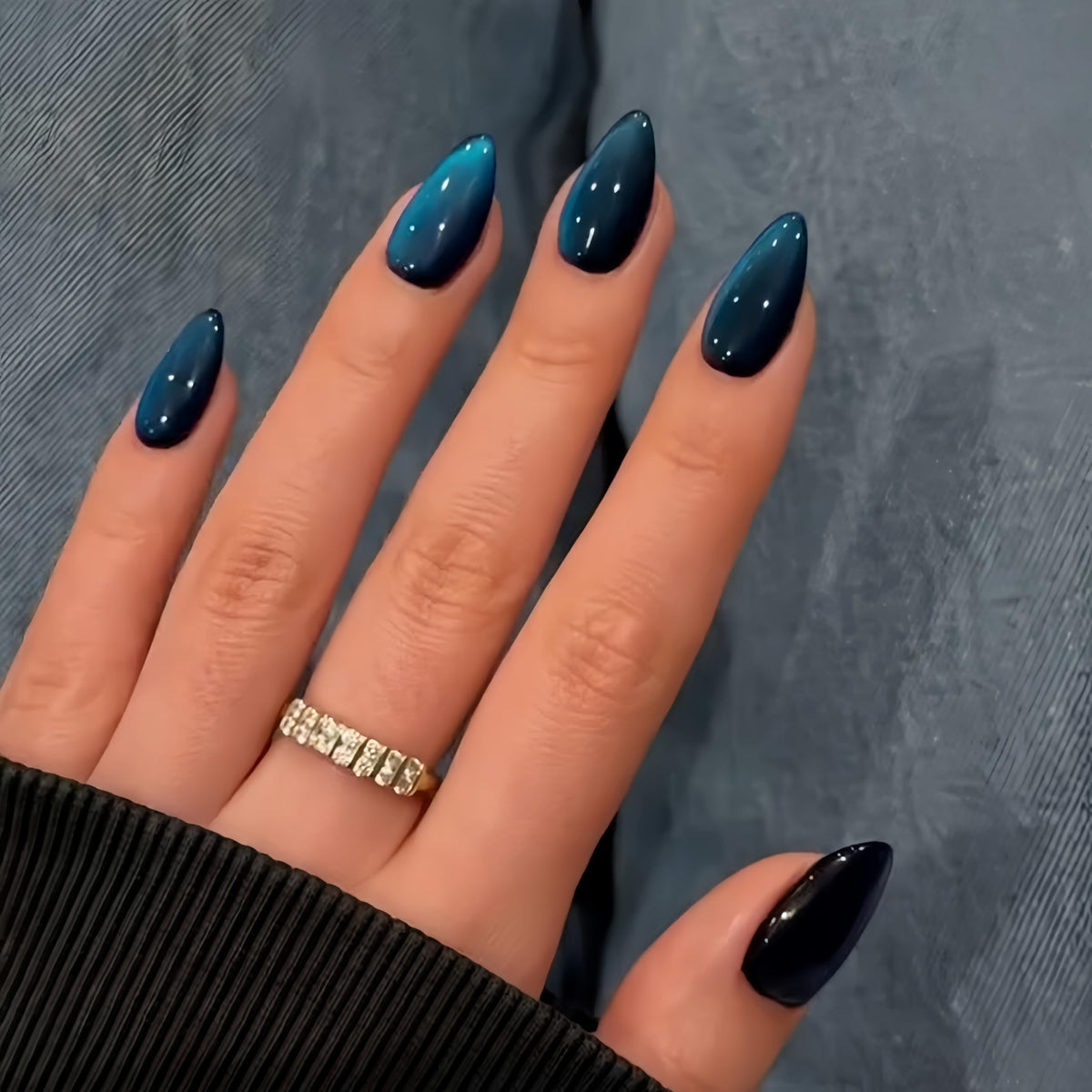 KQueenest Cat Eye Press on Nails with glitter detail close-up
