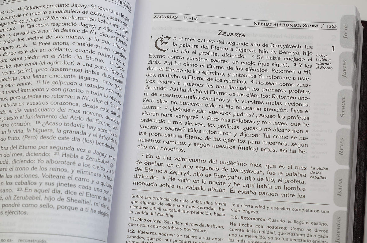 Krest Pro Care La Biblia Hebrea Completa on a wooden table with a candle