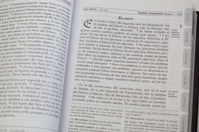 Krest Pro Care La Biblia Hebrea Completa on a wooden table with a candle
