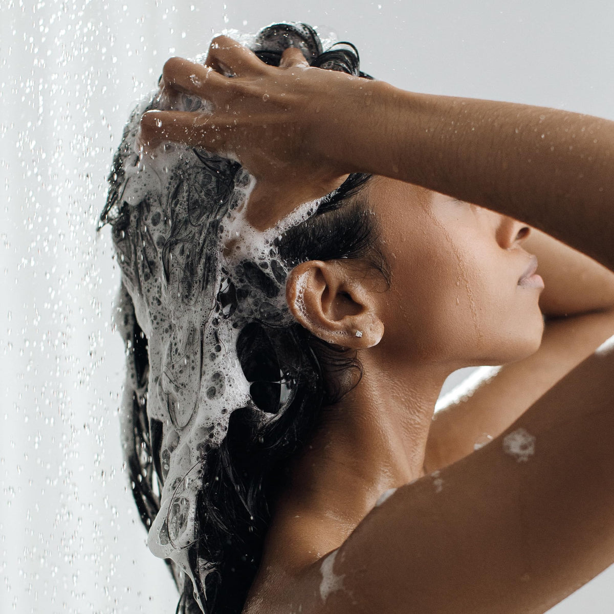 Kristin Ess Clarifying Detox Shampoo 1L with styling products