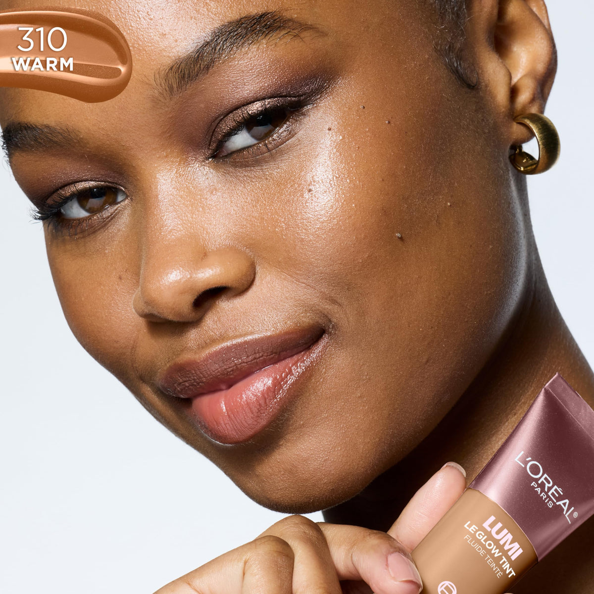 L'Oreal Paris Lumi Le Glow Skin Tint application with makeup sponge