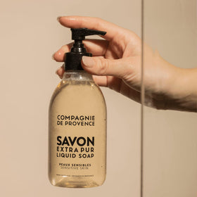 La Compagnie de Provence Liquid Soap texture demonstration