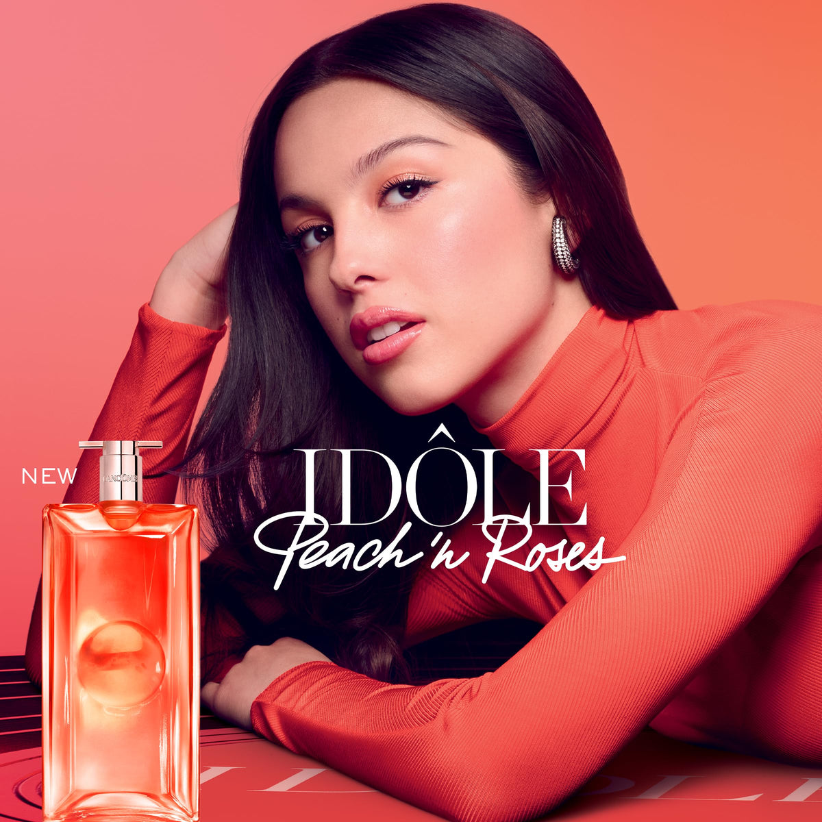 Lancôme Idôle Eau de Parfum with floral background
