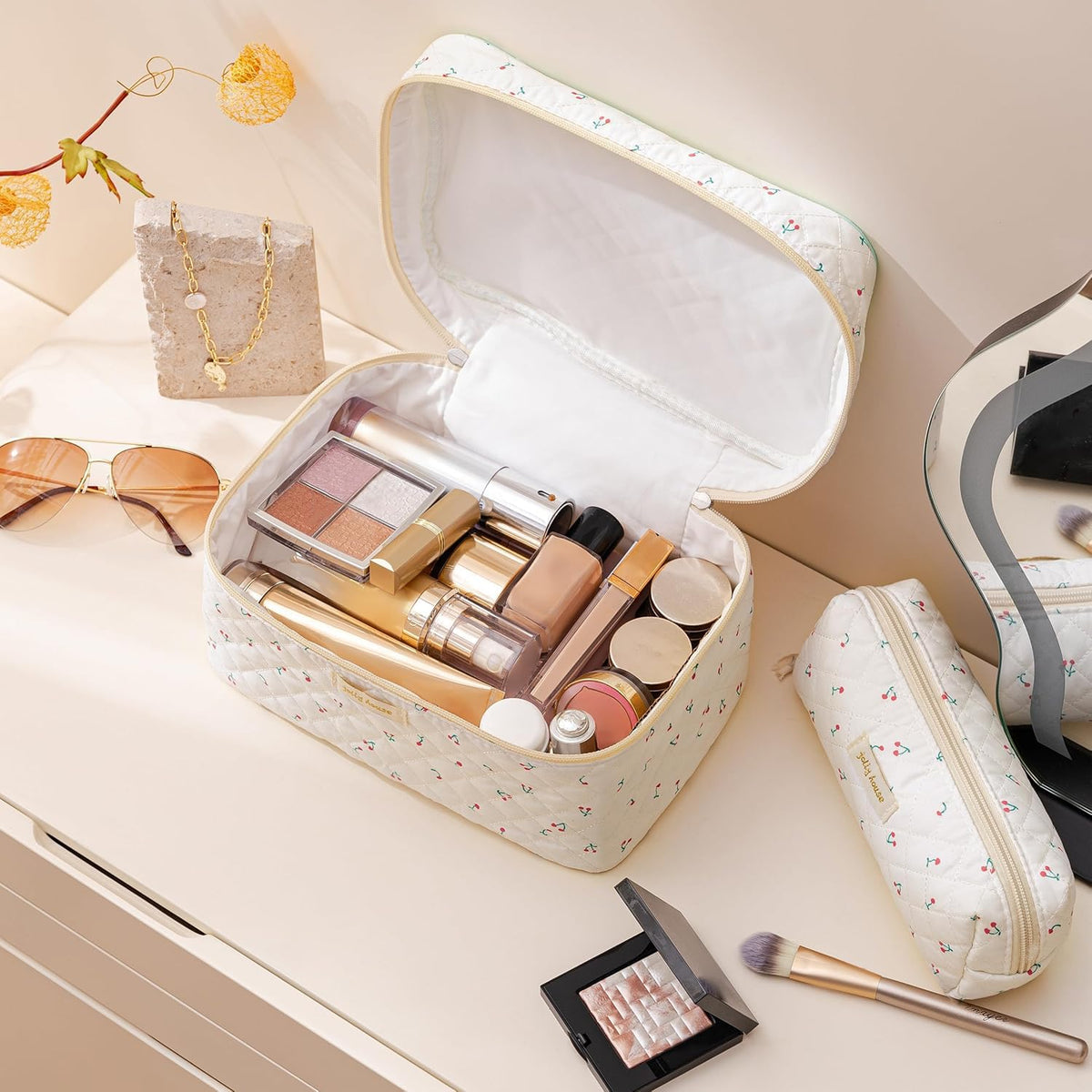 Large HBselect makeup bag showing double zipper detail