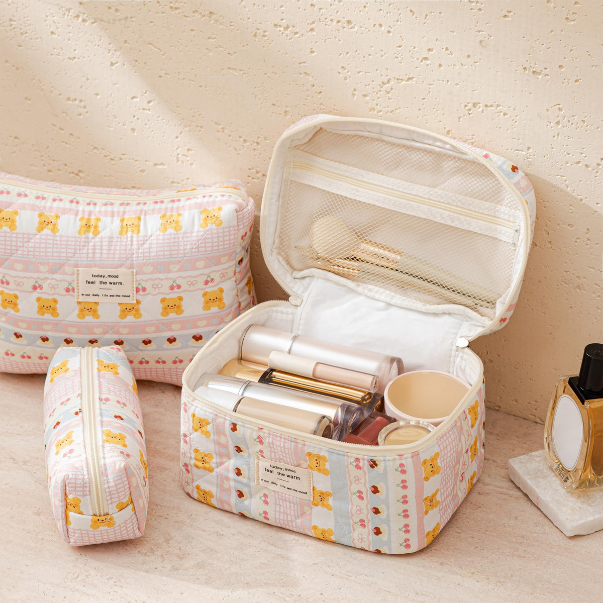 Large HBselect makeup bag showing zipper detail