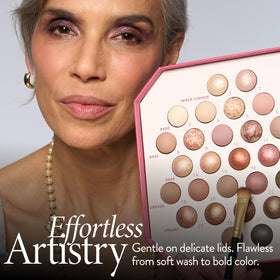 LAURA GELLER All-Over Eyeshadow Brush close-up of bristles