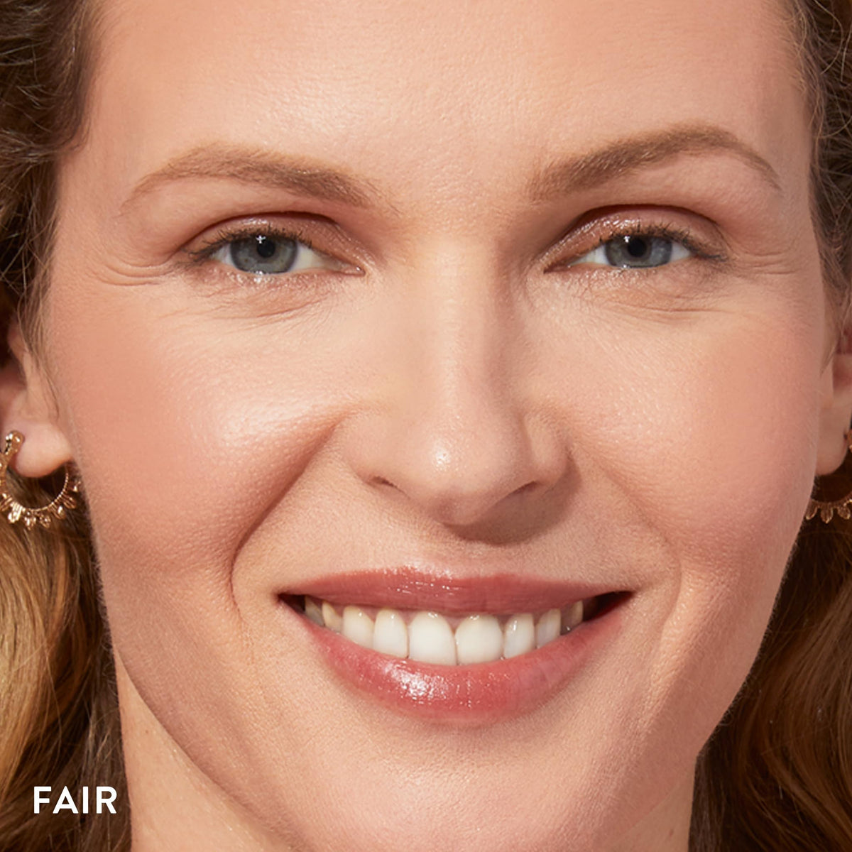 LAURA GELLER NEW YORK bronzer brush in use