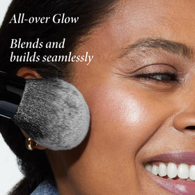 LAURA GELLER NEW YORK Classic Bronzer Brush close-up