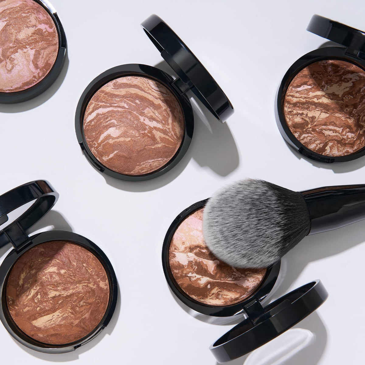 LAURA GELLER NEW YORK classic bronzer brush close-up