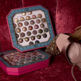 LAURA GELLER NEW YORK Ultimate Palette lifestyle scene with application
