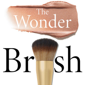 LAURA GELLER The Wonder Brush with blush on skin