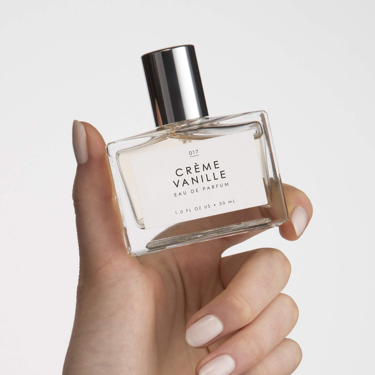 Le Monde Gourmand Crème Vanille Eau de Parfum with floral background