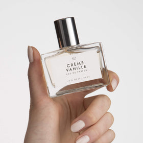 Le Monde Gourmand Crème Vanille Eau de Parfum with floral background