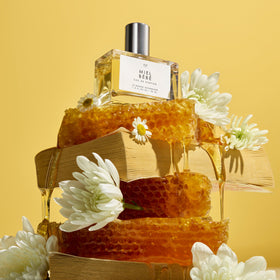 Le Monde Gourmand Miel Bébé Eau de Parfum 30ml with floral decor