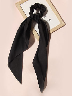 LFOUVRE hair scrunchie and ribbon styled together