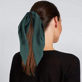 LFOUVRE scrunchie used as a bracelet accessory