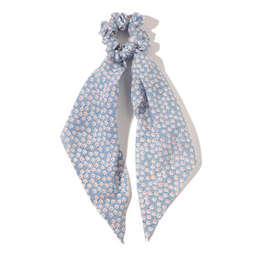 LFOUVRE scrunchie with long tail ribbon swaying in motion