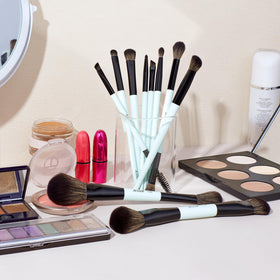 Lifestyle shot of Jessup makeup brushes in use