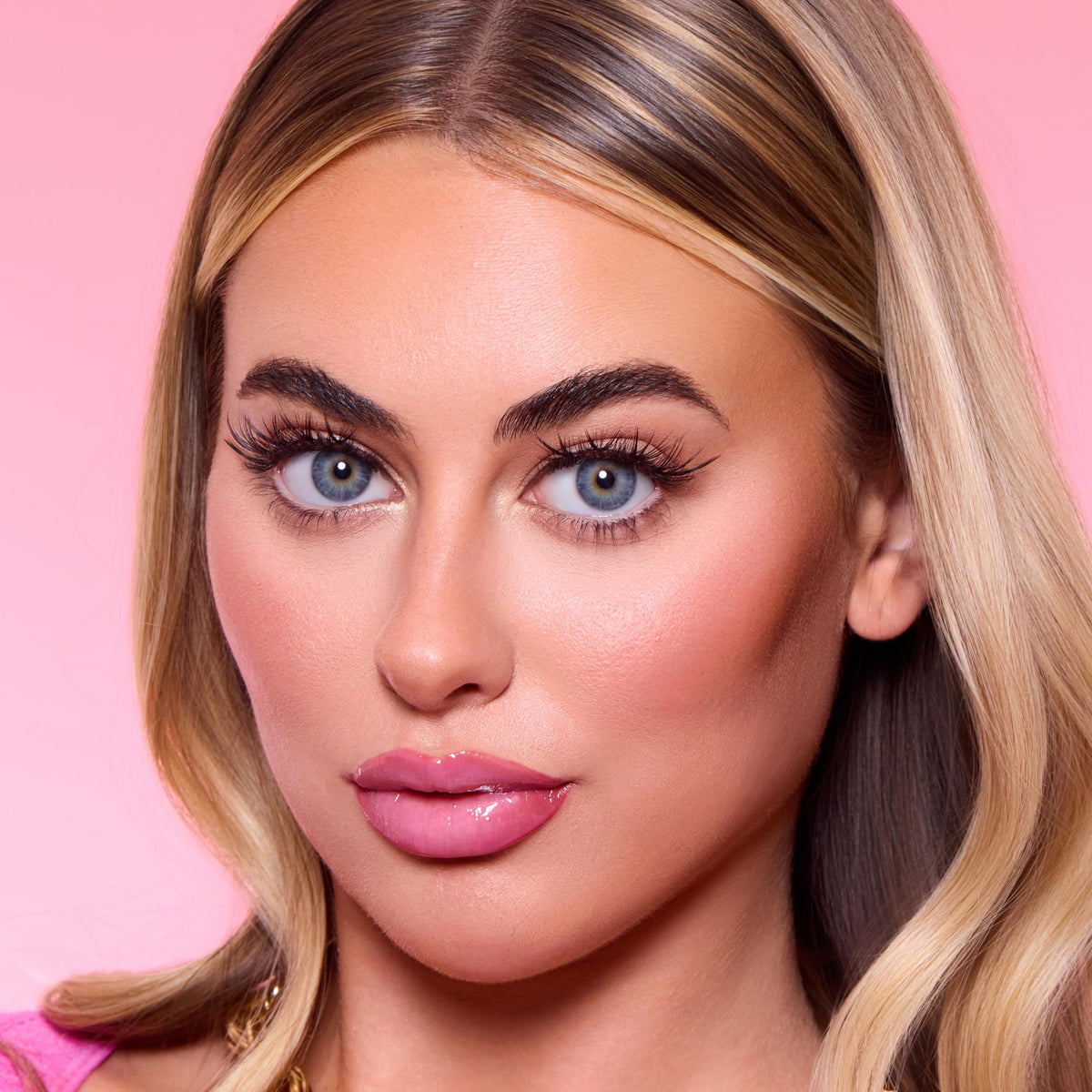 Lilly Lashes Self-Adhesive Wispy Flares Lash Clusters lifestyle scene