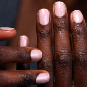 LONDONTOWN kur Illuminating Nail Concealer Quartz with natural light