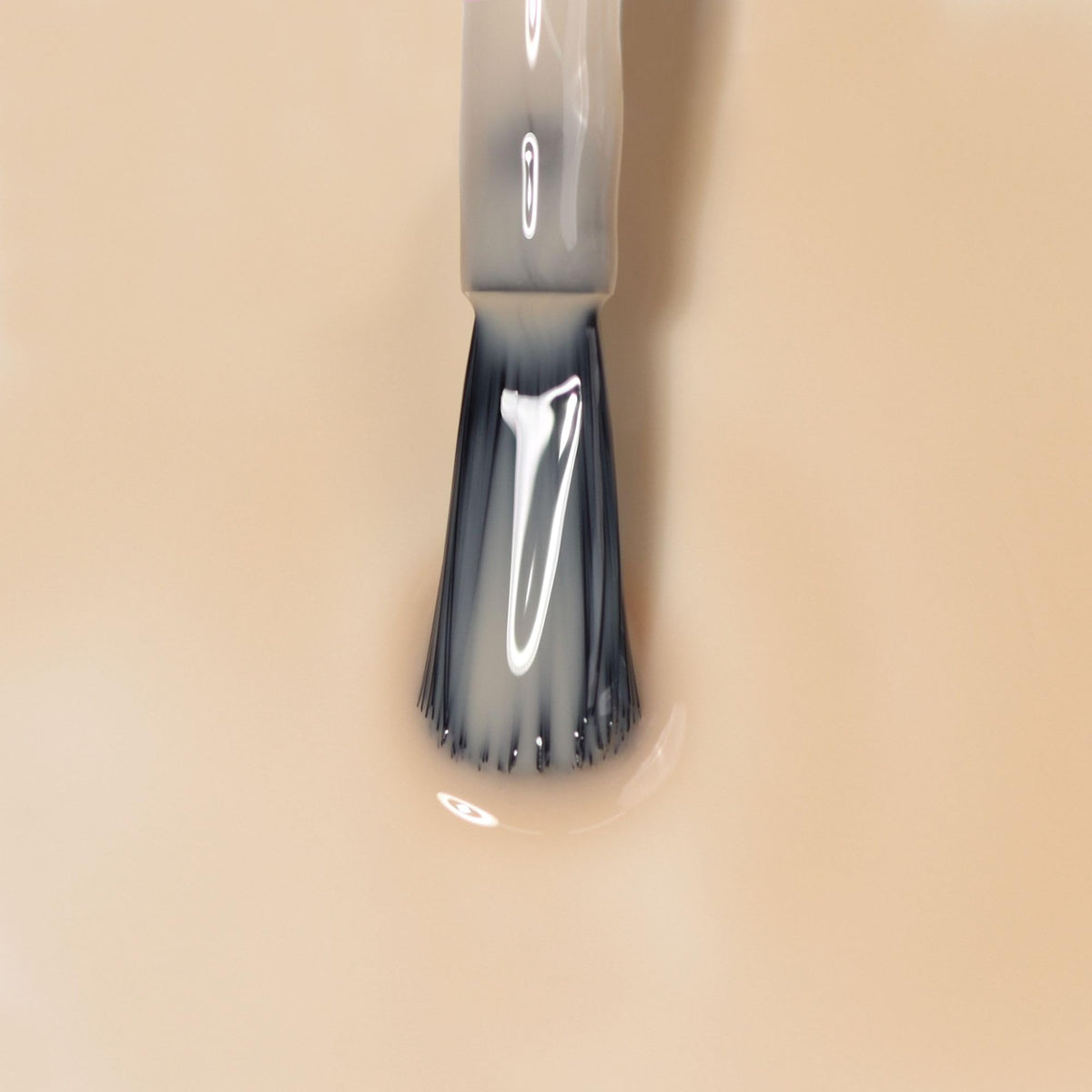 LONDONTOWN kur Perfecting Nail Veil Alabaster Tint close-up of brush