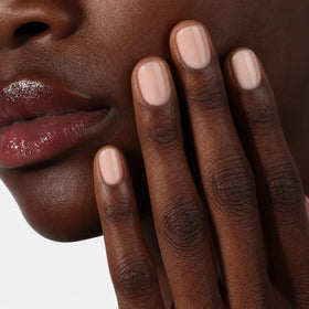 LONDONTOWN kur Perfecting Nail Veil Alabaster Tint with natural background