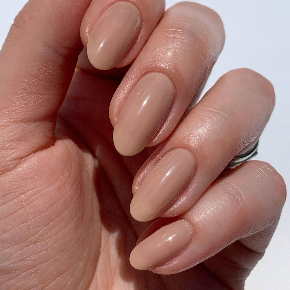 LONDONTOWN kur Perfecting Nail Veil Creamy Latté Tint bottle side view