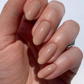 LONDONTOWN kur Perfecting Nail Veil Creamy Latté Tint bottle side view