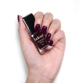 LONDONTOWN lakur Nail Polish Bell in Time applied on nails