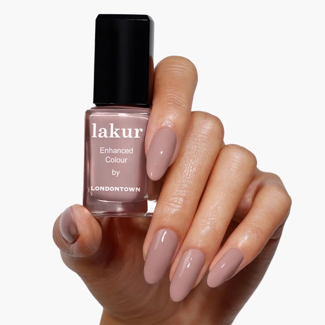 LONDONTOWN lakur Nail Polish Do Not Disturb application on nails