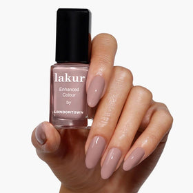 LONDONTOWN lakur Nail Polish Do Not Disturb application on nails