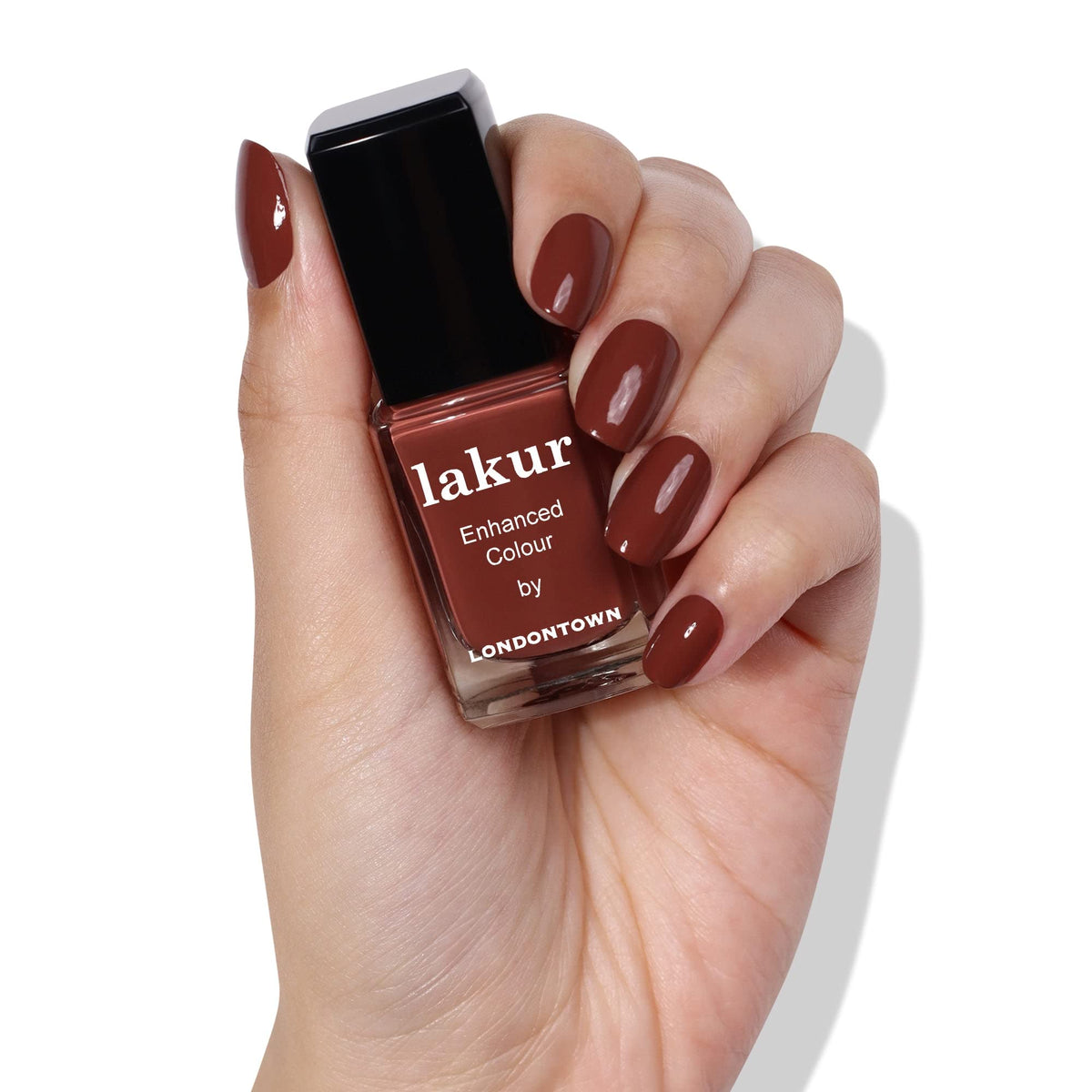 LONDONTOWN lakur Nail Polish Oud Mood applied on nails