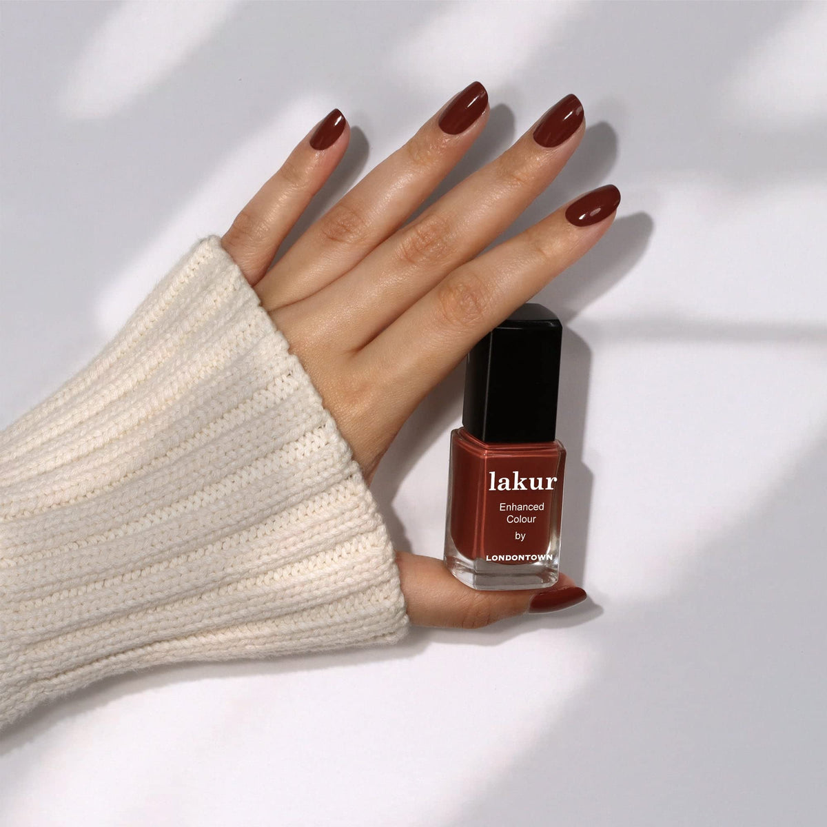 LONDONTOWN lakur Nail Polish Oud Mood with floral background