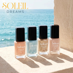 LONDONTOWN lakur Nail Polish Room Service application on nails