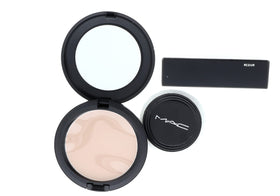 MAC Blot Powder Medium 11g close-up of powder