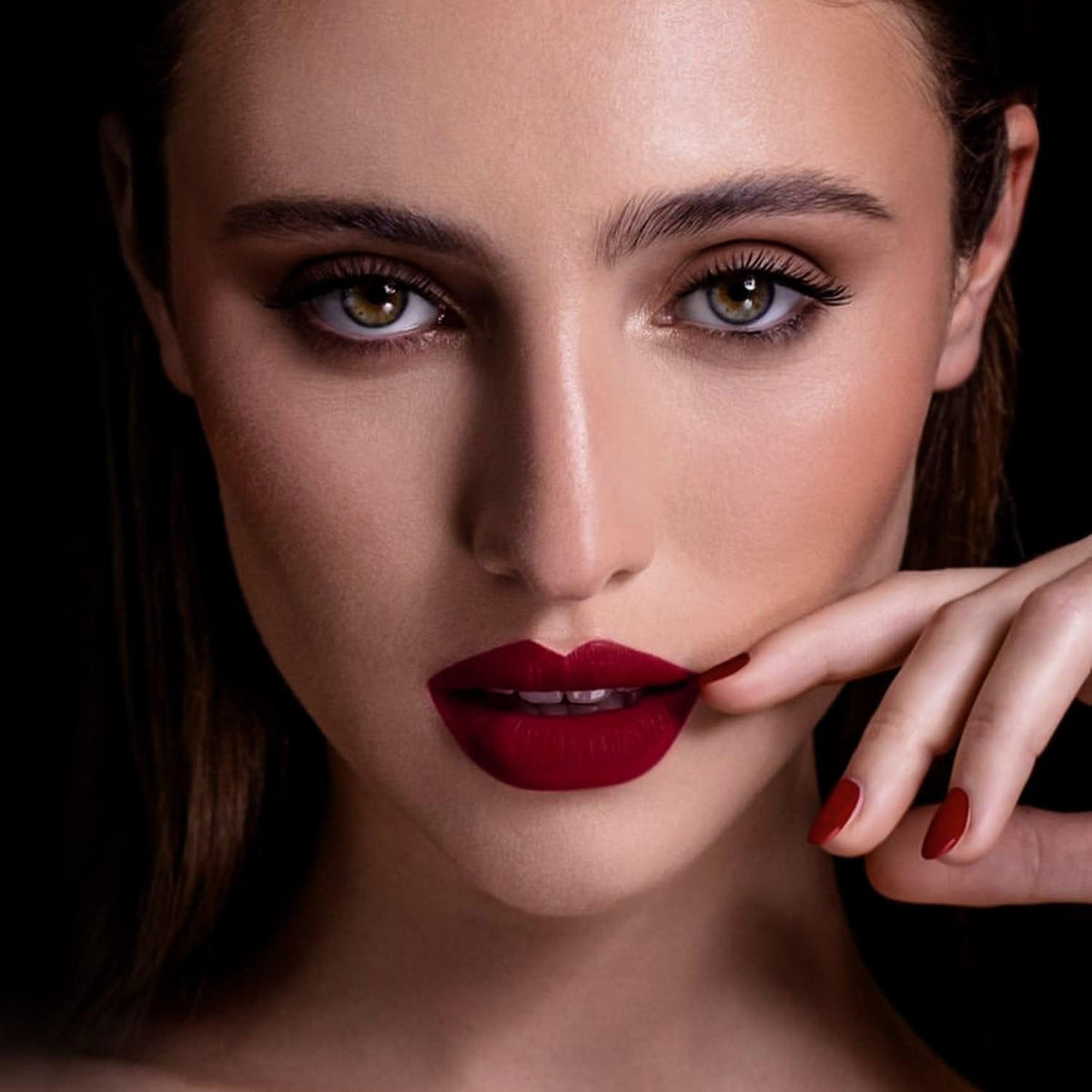 MAKI YIKA dark red lipstick tube close-up