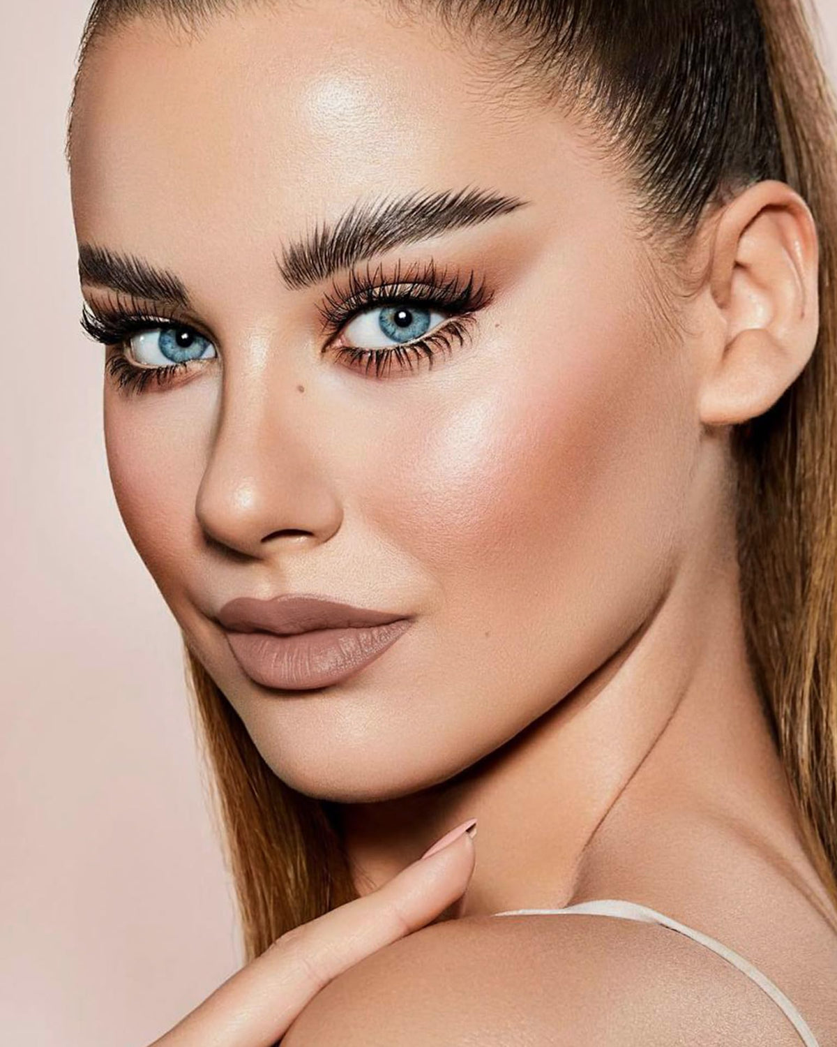 MAKI YIKA lipstick application on model