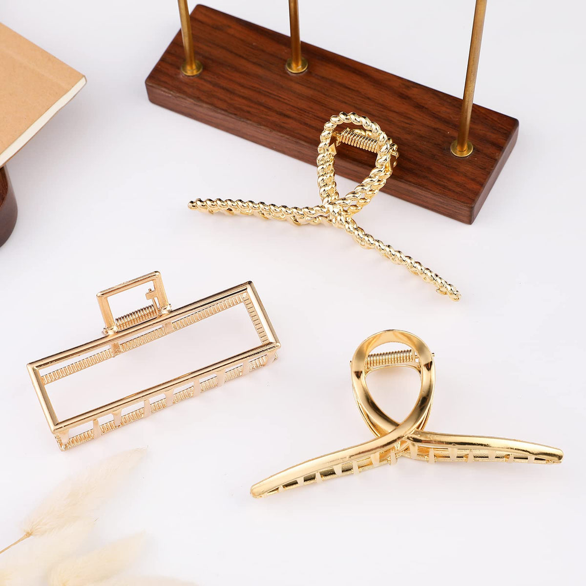 Mehayi claw clips used during yoga session
