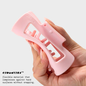 MELLO Medium Hair Clip showing inward-curving teeth