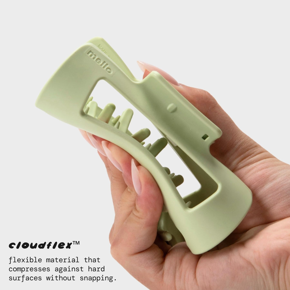 MELLO Medium Hair Clip showing inward-curving teeth detail
