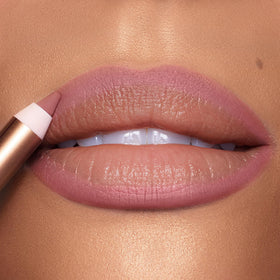 Model applying Charlotte Tilbury Lip Cheat lip liner for fuller lips