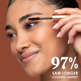 Model applying GrandeMASCARA Conditioning Peptide Mascara
