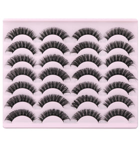 Model applying zanlufly False Eyelashes