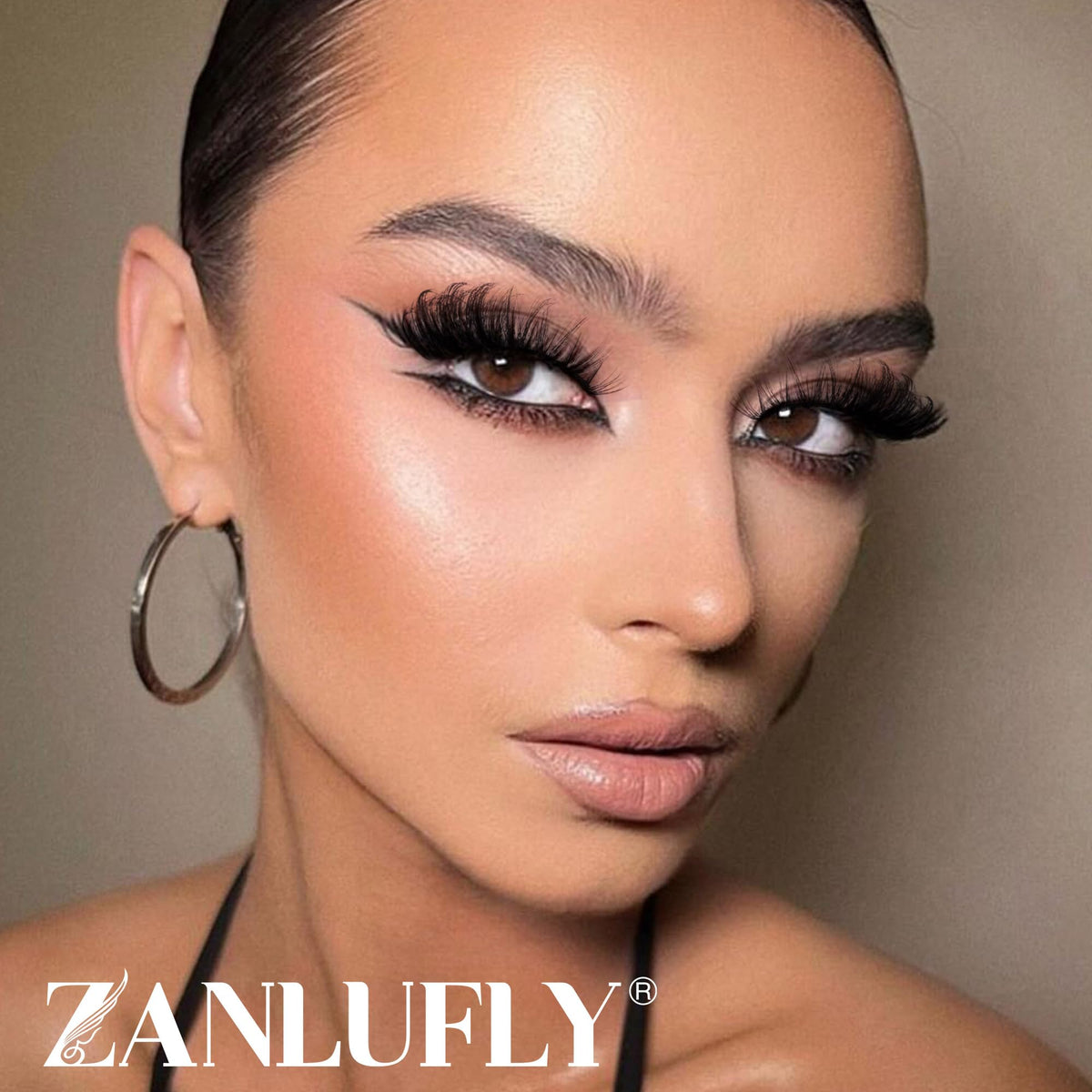 Model wearing zanlufly Cat Eye False Eyelashes