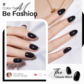modelones Black Short Press on Nails applied on fingers
