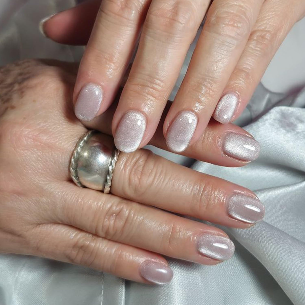 modelones Cat Eye Press on Nails set with 32 reusable nails